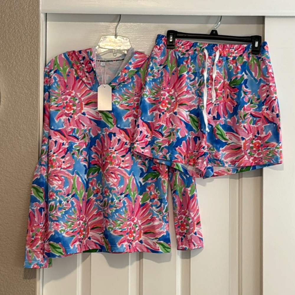 Floral short set / Lounge Set. Shorts have a drawstring, top is a hoodie. L. NWT
